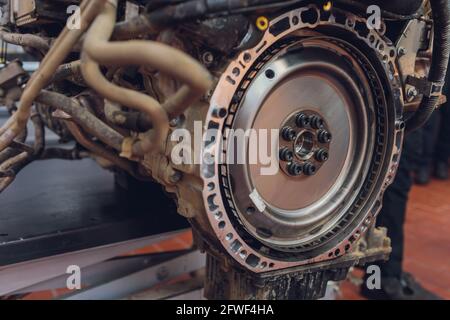 Auto-Motor-Reparatur auf Auto-Parsing für Verkauf, Timing, Spanner, industrielle Rollenkette, Technologie mit selektivem Fokus. Teamarbeit im Büro, BU Stockfoto