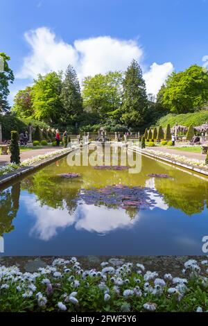 Der italienische Garten in Compton Acres Gardens, Canford Cliffs, Poole, Dorset UK im Mai Stockfoto