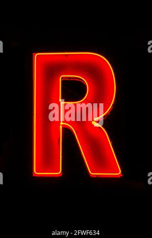 Rot leuchtender Neonbuchstabe R bei Nacht Stockfoto