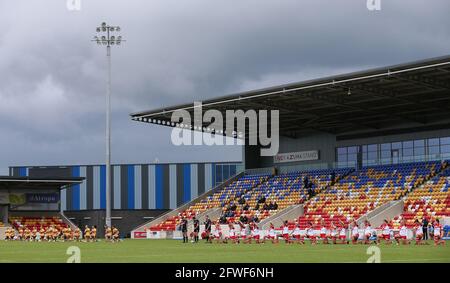 Die Spieler von St. Helens und Leeds Rhinos knien beim Halbfinale des Women's Challenge Cup im LNER Stadium, York. Bilddatum: Samstag, 22. Mai 2021. Stockfoto