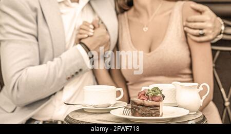 Kaffee trinken. Glückliches romantisches Paar, das in einem Café sitzt und Kaffee trinkt. Ein paar hatten Kaffee im Café Stockfoto