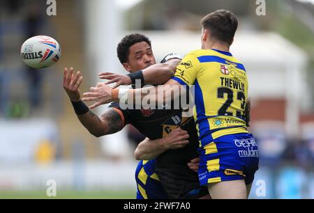 Jordan Turner von Castleford Tigers (links) wurde von Josh Thewlis von Warrington Wolves während des Matches der Betfred Super League im Halliwell Jones Stadium, Warrington, angegangen. Bilddatum: Samstag, 22. Mai 2021. Stockfoto