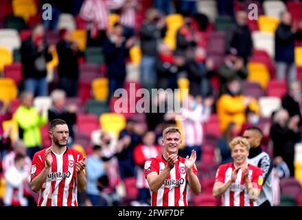 Brentfords Henrik Dalsgaard (links) und Marcus Forss applaudieren den Fans während einer Runde der Wertschätzung am Ende des Halbfinales der Sky Bet Championship, dem zweiten Beinspiel im Brentford Community Stadium, London. Bilddatum: Samstag, 22. Mai 2021. Stockfoto