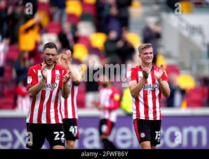 Brentfords Henrik Dalsgaard (links) und Marcus Forss applaudieren den Fans während einer Runde der Wertschätzung am Ende des Halbfinales der Sky Bet Championship, dem zweiten Beinspiel im Brentford Community Stadium, London. Bilddatum: Samstag, 22. Mai 2021. Stockfoto