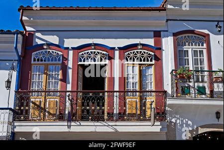 Koloniale Balkone an der Fassade in Ouro Preto, Brasilien Stockfoto