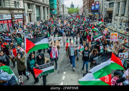 London, Großbritannien. Mai 2021. Eine pro-palästinensische Demonstration begann am Ufer und ging zur israelischen Botschaft in Knightsbridge. Die Menschen sind gegen Israels jüngste Pläne, die palästinensischen Bewohner Jerusalems und den daraus resultierenden Konflikt, der in der Region entstanden ist, zu verlagern. Der Protest wurde von der palästinensischen Solidaritätskampagne UK, CND, Stop the war und den Freunden von Al Aqsa organisiert. Kredit: Guy Bell/Alamy Live Nachrichten Stockfoto