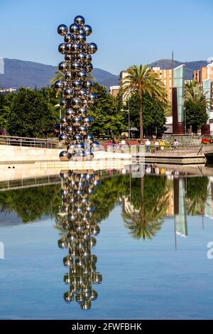 Bilbao, Spanien, 15. Juli 2016. Spanien, Bilbao, der große Baum und das Auge, Skulptur von Anish Kapoor. Diese Skulptur von Anish Kapoor besteht aus 70 t Stockfoto