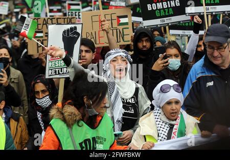London, England, Großbritannien. Mai 2021. Tausende von Demonstranten gingen im Zentrum von London zur Unterstützung Palästinas auf die Straße, um trotz des Waffenstillstands nach 11 Tagen Zusammenstößen gegen Israel zu protestieren. Kredit: Tayfun Salci/ZUMA Wire/Alamy Live Nachrichten Stockfoto
