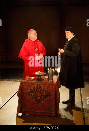 l-r: Paul Jesson (Cardinal Wolsey), Ben Miles (Thomas Cromwell) in DER WOLF HALL von Hilary Mantel bei der Royal Shakespeare Company (RSC), Swan Theatre, Stratford-upon-Avon, England 08/01/2014 für die Bühne adaptiert von Mike Poulton Design: Christopher Oram Beleuchtung: Paule Constable Regie: Jeremy Herrin Stockfoto