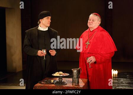 l-r: Ben Miles (Thomas Cromwell), Paul Jesson (Cardinal Wolsey) in DER WOLF HALL von Hilary Mantel bei der Royal Shakespeare Company (RSC), Swan Theatre, Stratford-upon-Avon, England 08/01/2014 für die Bühne adaptiert von Mike Poulton Gestaltung: Christopher Oram Beleuchtung: Paule Constable Regie: Jeremy Herrin Stockfoto