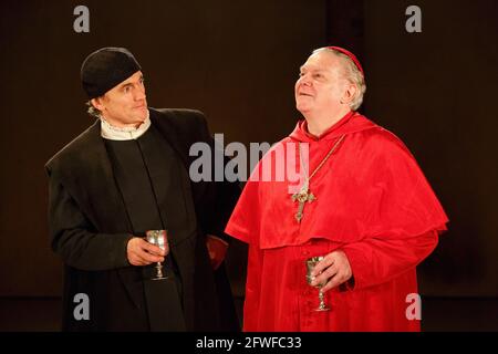 l-r: Ben Miles (Thomas Cromwell), Paul Jesson (Cardinal Wolsey) in DER WOLF HALL von Hilary Mantel bei der Royal Shakespeare Company (RSC), Swan Theatre, Stratford-upon-Avon, England 08/01/2014 für die Bühne adaptiert von Mike Poulton Gestaltung: Christopher Oram Beleuchtung: Paule Constable Regie: Jeremy Herrin Stockfoto