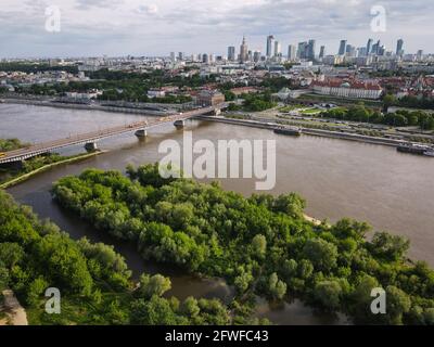 (210522) -- WARSCHAU, 22. Mai 2021 (Xinhua) -- Luftaufnahme vom 21. Mai 2021 zeigt einen Blick auf die Weichsel in Warschau, Polen. Das mittlere Weichseltal ist Teil des Natura-2000-Netzes von Schutzgebieten der EU mit einzigartigen Lebensräumen für bedrohte Tier- und Pflanzenarten. (Str/Xinhua) Stockfoto