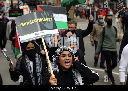 London, England, Großbritannien. Mai 2021. Tausende von Demonstranten gingen im Zentrum von London zur Unterstützung Palästinas auf die Straße, um trotz des Waffenstillstands nach 11 Tagen Zusammenstößen gegen Israel zu protestieren. Kredit: Tayfun Salci/ZUMA Wire/Alamy Live Nachrichten Stockfoto