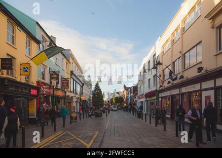 Killarney, Irland - 10 2016. September: Die geschäftige Hauptstraße mit Touristen und Einheimischen in der farbenfrohen irischen Stadt Killarney, Irland, ist auf eine Summe ausgerichtet Stockfoto