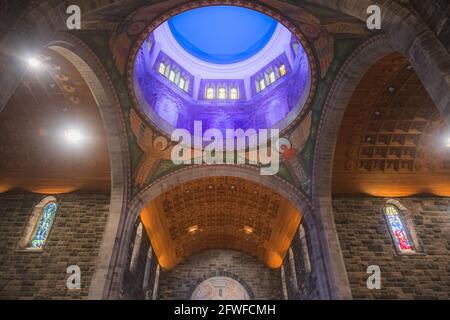 Gewölbte Decke, blaue Kuppel, Wandmalereien und steinerne Innenausstattung der Kathedrale von Galway, einer römisch-katholischen Kirche in der irischen Stadt Galway, Irland. Stockfoto