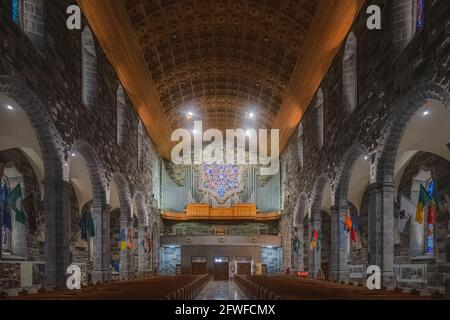 Gewölbte Decke und steinerner Innenraum der Kathedrale von Galway, einer römisch-katholischen Kirche in der irischen Stadt Galway, Irland. Stockfoto