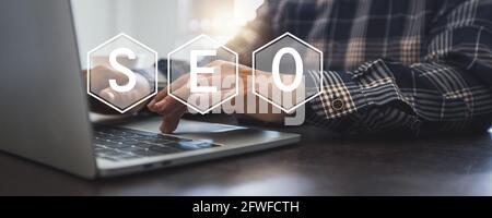 SEO Search Engine Optimization Concept Geschäftsmann verwenden Computer und arbeiten auf Laptop, um hochrangige Verkehr auf der Website, Internet-Technologie für Bus Stockfoto