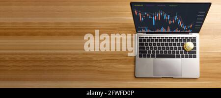 bitcoin auf dem Laptop auf dem Tisch zu Hause, Kryptowährung Gewinn und Einkommen aus der Investition in Aktien zu tauschen Krypto und zahlen in Finanztechnologie kaufen Stockfoto