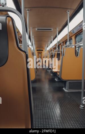 Innenraum eines leeren U-Bahn-Wagens in Brüssel, Belgien, selektiver Fokus. Stockfoto