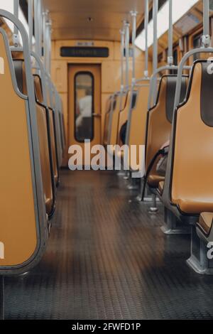 Innenraum eines leeren U-Bahn-Wagens in Brüssel, Belgien, selektiver Fokus. Stockfoto