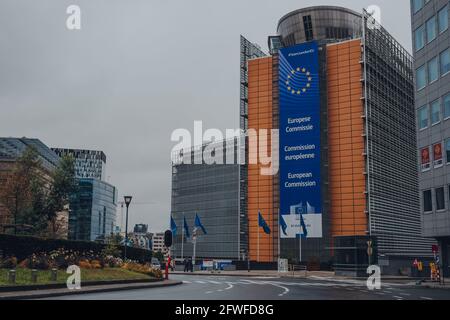 Brüssel, Belgien - 17. August 2019: Schuman-Kreisverkehr und das Berlaymont, ein Bürogebäude in Brüssel, in dem sich der Hauptsitz der Europ befindet Stockfoto