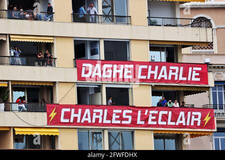 Monte Carlo, Monaco. Mai 2021. Circuit Atmosphere - Banner für Charles Leclerc (MON) Ferrari in den Wohnbalkonen. 22.05.2021. Formel-1-Weltmeisterschaft, Rd 5, Großer Preis Von Monaco, Monte Carlo, Monaco, Qualifizierender Tag. Bildnachweis sollte lauten: XPB/Press Association Images. Quelle: XPB Images Ltd/Alamy Live News Stockfoto