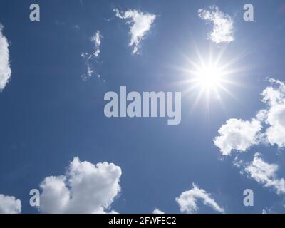 Strahlende Sonne, die in blauem Himmel über dem Südwest-Florida scheint USA Stockfoto