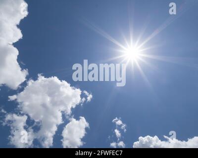 Strahlende Sonne, die in blauem Himmel über dem Südwest-Florida scheint USA Stockfoto