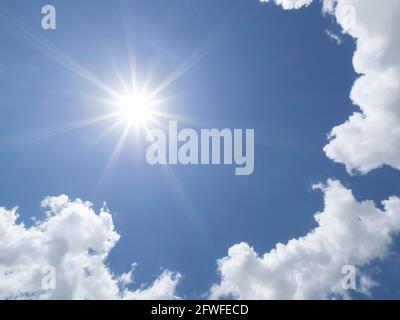 Strahlende Sonne, die in blauem Himmel über dem Südwest-Florida scheint USA Stockfoto