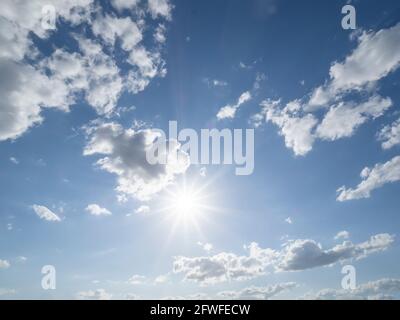 Strahlende Sonne, die in blauem Himmel über dem Südwest-Florida scheint USA Stockfoto