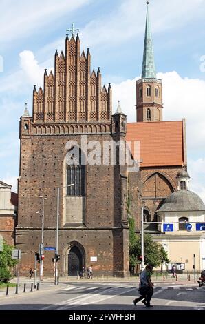 Das Westportal der Kirche St. Adalbert, (St. Albert), Breslau, Polen, im Zweiten Weltkrieg schwer beschädigt und 1952-55, in Backsteingotik umgebaut. Stockfoto