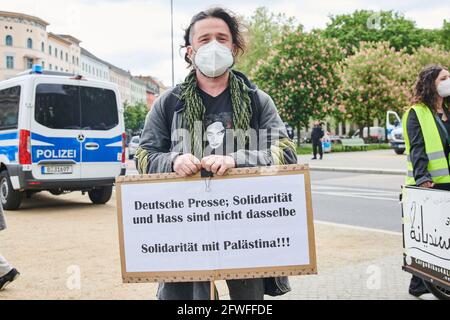 Berlin, Deutschland. Mai 2021. 'Deutsche Presse: Solidarität und Hass sind nicht dasselbe - Solidarität mit Palästina!' Steht auf einem Banner eines Demonstrators am Oranienplatz. Die Demonstration findet unter dem Motto "die Ereignisse in Palästina und die deutschen Medien" statt. Quelle: Annette Riedl/dpa/Alamy Live News Stockfoto