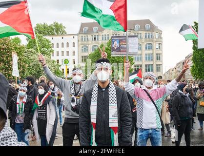 Berlin, Deutschland. Mai 2021. Demonstranten halten palästinensische Fahnen am Oranienplatz hoch. Die Demonstration findet unter dem Motto "die Ereignisse in Palästina und die deutschen Medien" statt. Quelle: Annette Riedl/dpa/Alamy Live News Stockfoto