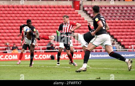 Charlie Wyke von Sunderland erzielt im Halbfinale des zweiten Beinspiels im Stadium of Light, Sunderland, das zweite Tor ihrer Spielmannschaft im Rahmen des Playoff der Sky Bet League One. Bilddatum: Samstag, 22. Mai 2021. Stockfoto