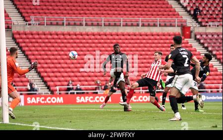 Charlie Wyke von Sunderland erzielt im Halbfinale des zweiten Beinspiels im Stadium of Light, Sunderland, das zweite Tor ihrer Spielmannschaft im Rahmen des Playoff der Sky Bet League One. Bilddatum: Samstag, 22. Mai 2021. Stockfoto