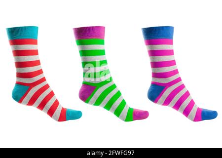 Drei volumetrische Socke mit verschiedenen Linien isoliert auf weißem Hintergrund. Bunte volumetrische Socken auf weißem Hintergrund. Farbige Socken am Bein isola Stockfoto