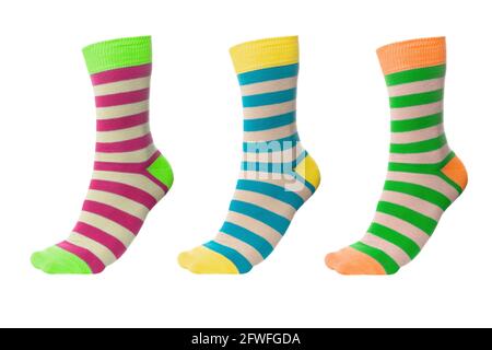 Drei volumetrische Socken mit verschiedenen Linien isoliert auf weißem Hintergrund. Bunte volumetrische Socken auf weißem Hintergrund. Farbige Socken auf dem Bein isol Stockfoto