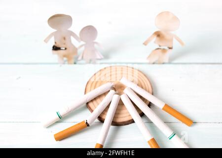 Papierschnitt der Familie durch Zigaretten zerstört. Drogen zerstören Familienkonzept. Beenden Sie das Rauchen für ein Leben auf Welt No Tobacco Tag Konzept. Welt kein Tabak Stockfoto