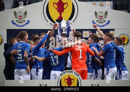 St. Johnstone-Spieler feiern mit der schottischen Cup-Trophäe nach dem letzten Pfiff während des schottischen Cup-Finalmatches im Hampden Park, Glasgow. Bilddatum: Samstag, 22. Mai 2021. Stockfoto