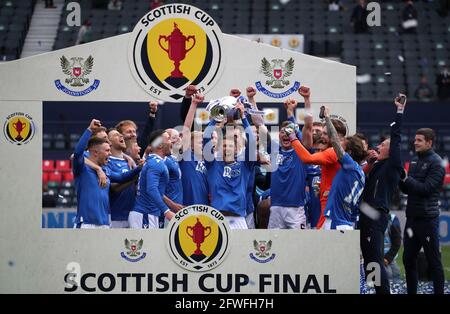 St. Johnstone-Spieler feiern mit der schottischen Cup-Trophäe nach dem letzten Pfiff während des schottischen Cup-Finalmatches im Hampden Park, Glasgow. Bilddatum: Samstag, 22. Mai 2021. Stockfoto