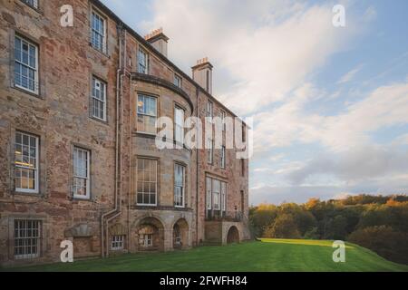 Dalkeith, Großbritannien - Oktober 23 2016: Außenansicht des Herrenhauses Dalkeith Palace im Landgut Dalkeith Country Park, Edinburgh, Schottland. Stockfoto