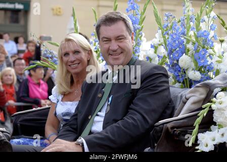 Der bayerische Ministerpräsident Dr. Markus Söder und seine Frau Karin nehmen an der Münchner Trachten- und Jägerparade zum Oktoberfest in München Teil Stockfoto