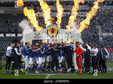 St. Johnstone-Spieler feiern mit der Trophäe nach dem letzten Pfiff während des schottischen Cup-Finalmatches im Hampden Park, Glasgow. Bilddatum: Samstag, 22. Mai 2021. Stockfoto