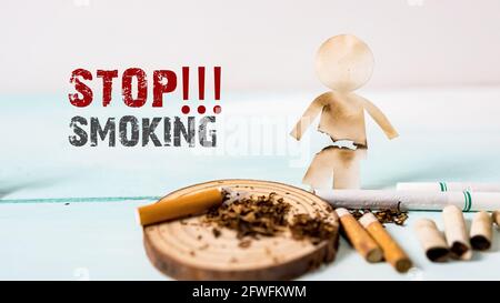 Papierschnitt der Familie durch Zigaretten zerstört. Drogen zerstören Familienkonzept. Beenden Sie das Rauchen für ein Leben auf Welt No Tobacco Tag Konzept. Welt kein Tabak Stockfoto