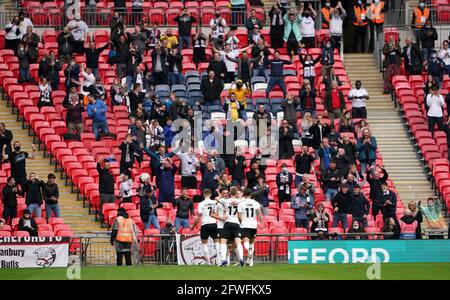 Herefords Tom Owen-Evans (2. Links) feiert vor den Fans, nachdem er beim Buildbase FA Trophy 2020/21 Final im Wembley Stadium, London, das erste Tor seiner Spielmannschaft erzielt hat. Bilddatum: Samstag, 22. Mai 2021. Stockfoto