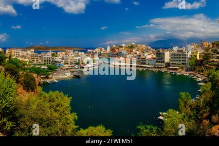 Agios Nikolaos, Griechenland - 9. August 2020 - Blick auf die Bucht von Agios Nikolaos mit dem berühmten Hafen und Gebäuden Stockfoto