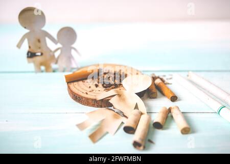 Papierschnitt der Familie durch Zigaretten zerstört. Drogen zerstören Familienkonzept. Beenden Sie das Rauchen für ein Leben auf Welt No Tobacco Tag Konzept. Welt kein Tabak Stockfoto