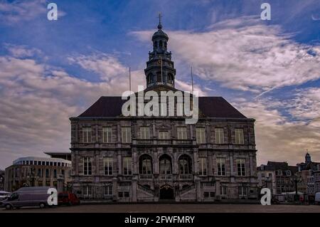 Maastricht. Niederlande - 08. November 2020. Der Bereich hinter dem Rathaus. Der historische Teil der Stadt. Architektur. Stockfoto