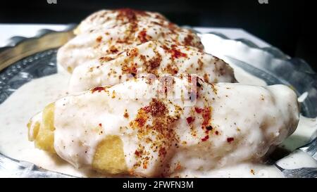 Dahi vada oder bhalla ist eine Art von Chaat aus dem indischen und beliebt in ganz Südasien. Es wird durch Einweichen vadas in dicken Dahi or vorbereitet Stockfoto