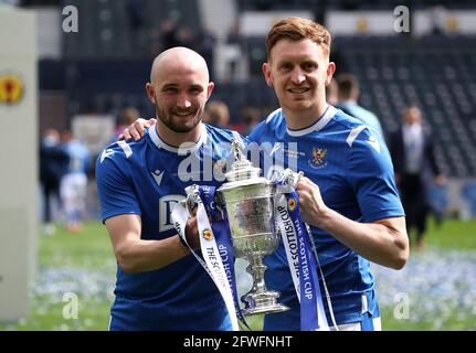 Christopher Kane (links) und Liam Craig von St. Johnstone heben die Trophäe nach dem letzten Pfiff während des schottischen Pokalfinalmatches im Hampden Park, Glasgow. Bilddatum: Samstag, 22. Mai 2021. Stockfoto